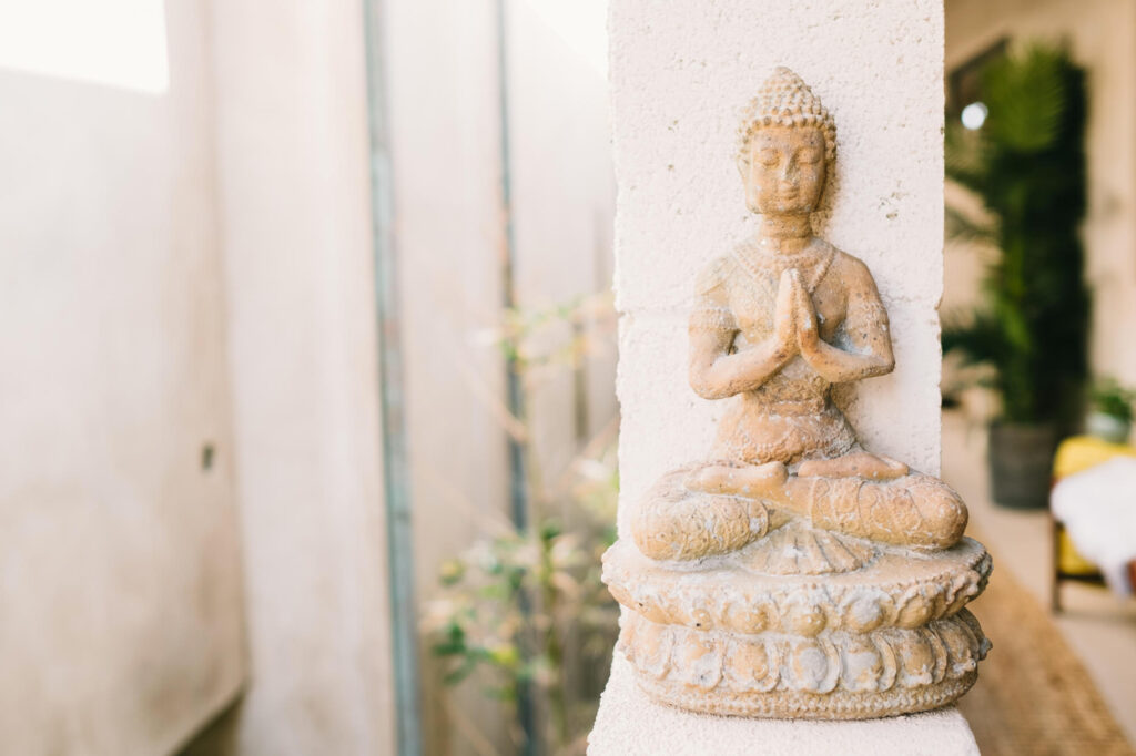 Une statue de Bouddha en pierre dans un centre de bien-être