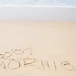 Good Morning écrit sur le sable fin de la plage