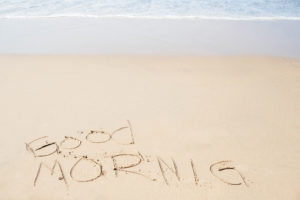 Good Morning écrit sur le sable fin de la plage