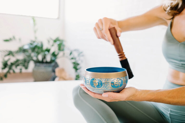 Femme jouant du bol tibétain en paix