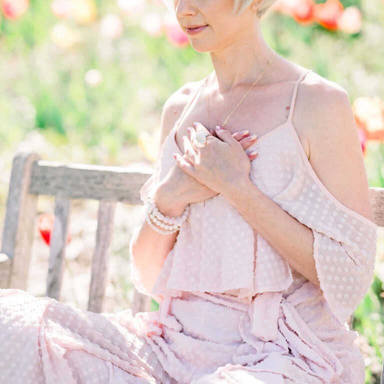 Femme avec les deux mains sur le cœur en train de méditer