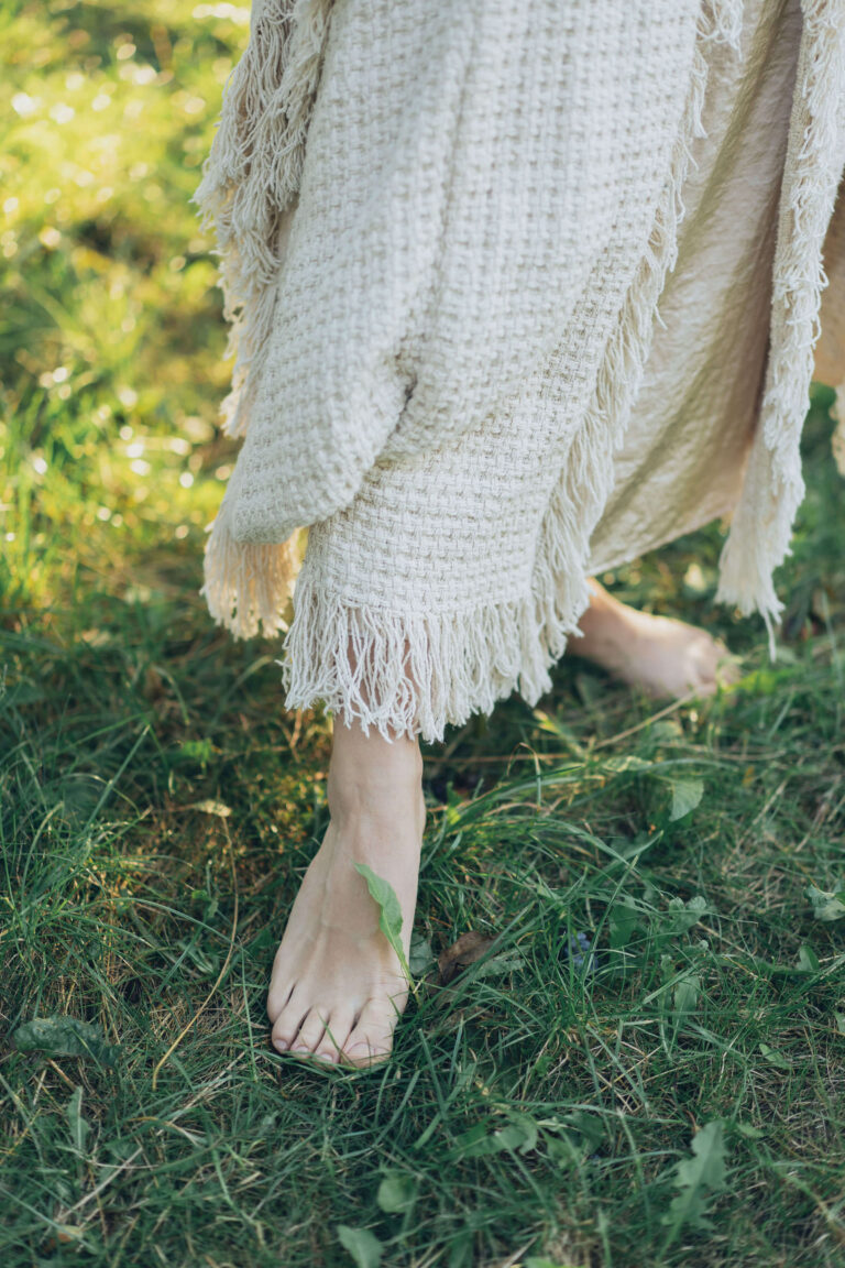 Femme pieds nus dans l'herbe