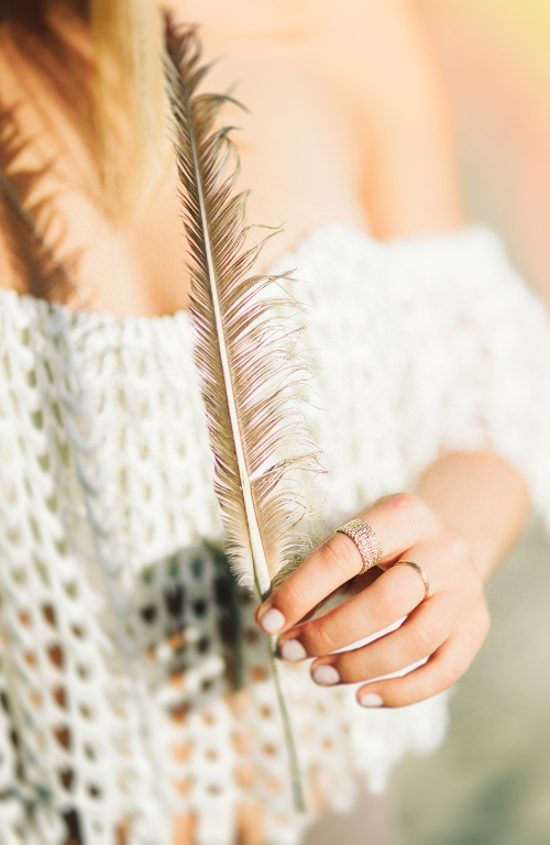 Femme tenant une plume dans sa main