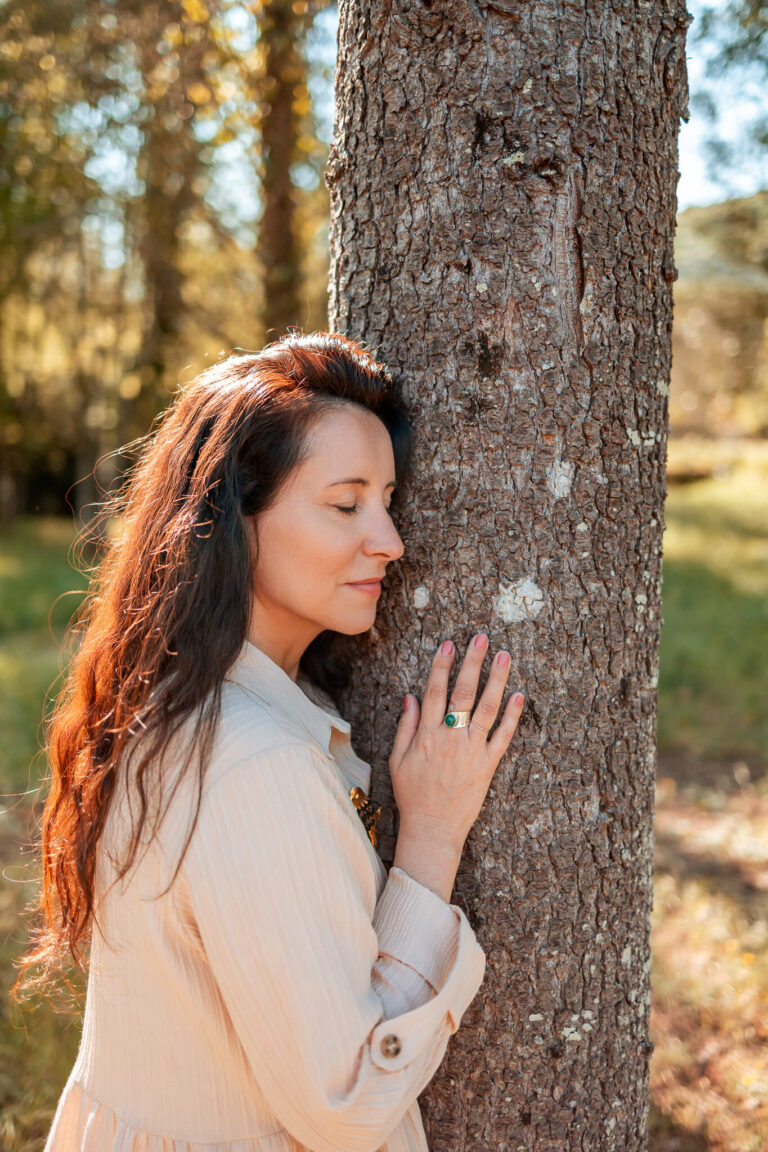 Géraldine Michaud touchant un arbre