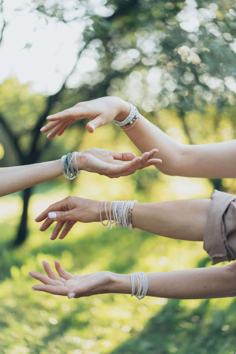 Mains de femmes qui se superposent