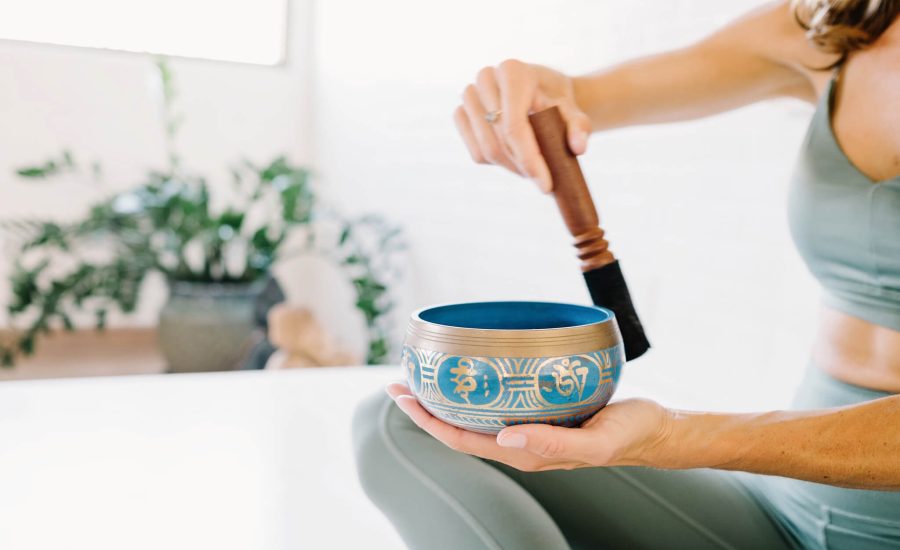 Femme jouant du bol tibétain en paix