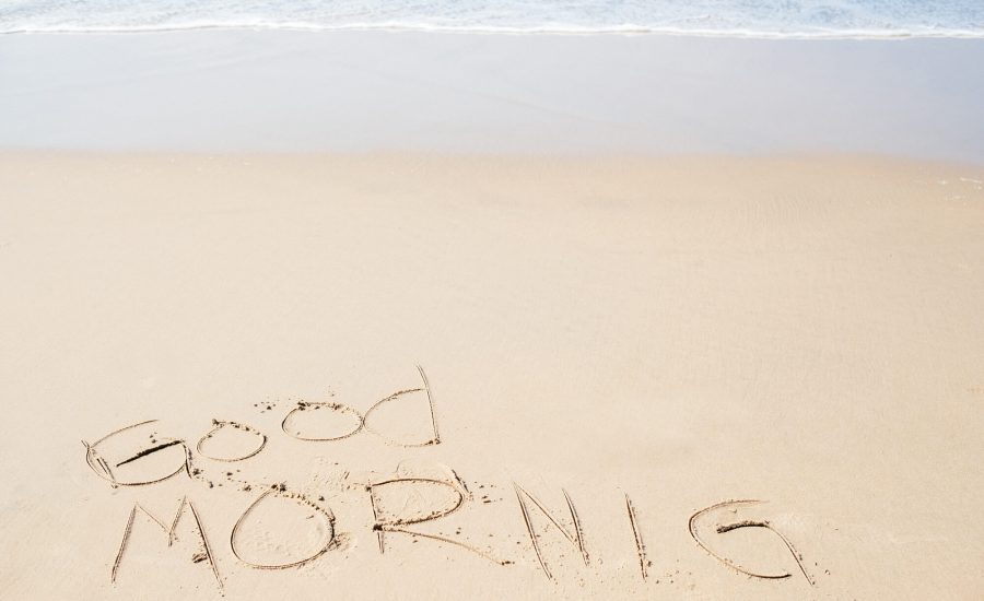 Good Morning écrit sur le sable fin de la plage
